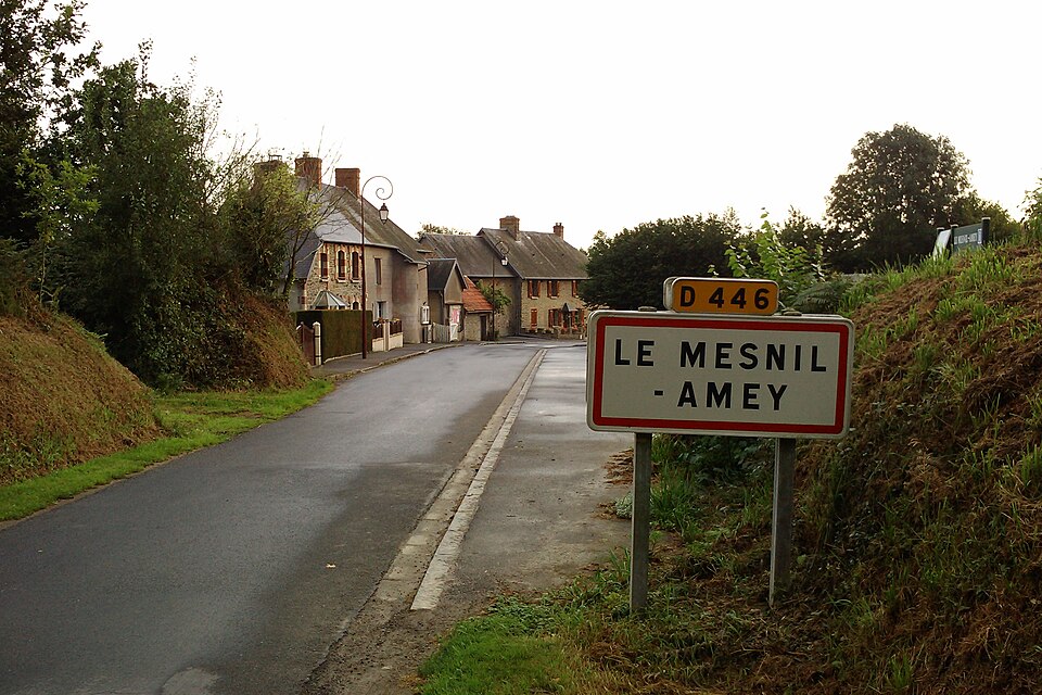 Le Mesnil — Amey — Entrée du bourg
