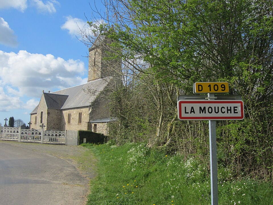 Église Saint — Martin de La Mouche — Entrée du bourg
