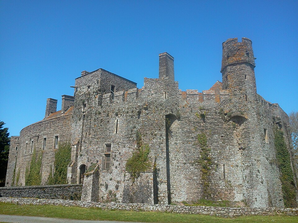 Château de Pirou, vue extérieure, tour ronde et tour carrée
