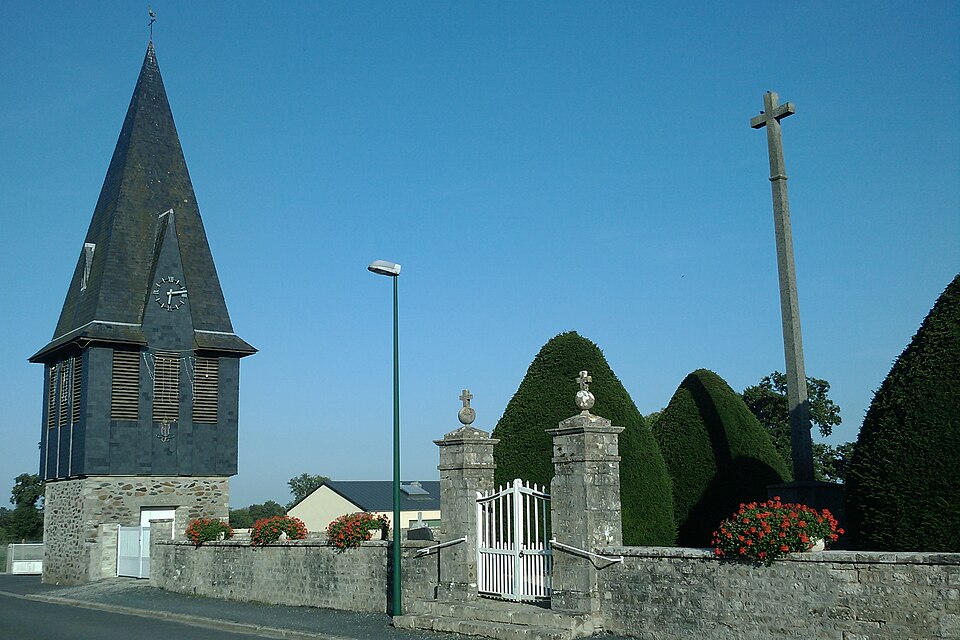 Église Saint — André de Saint — André — de — Bohon — Clocher déporté