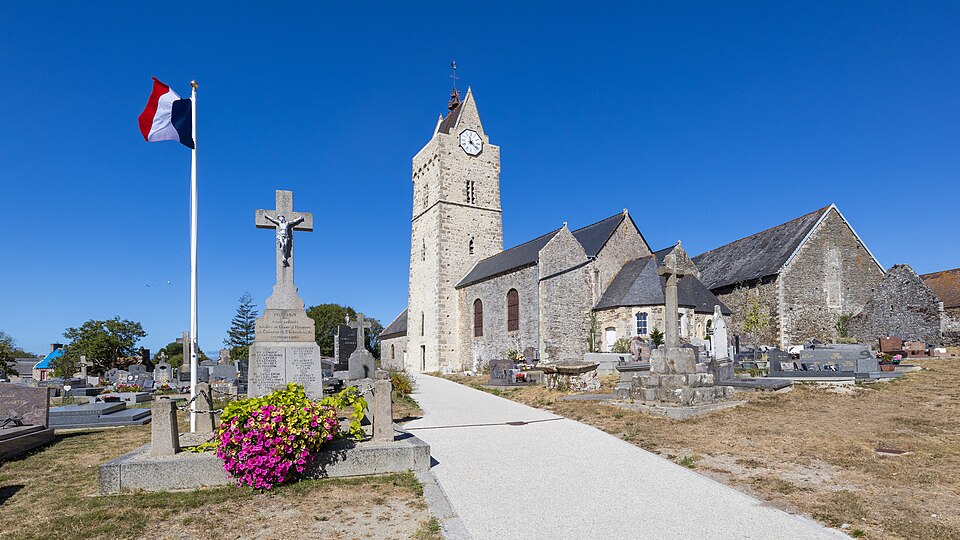 Monument aux morts et Église Saint — Germain de Saint — Germain — sur — Ay