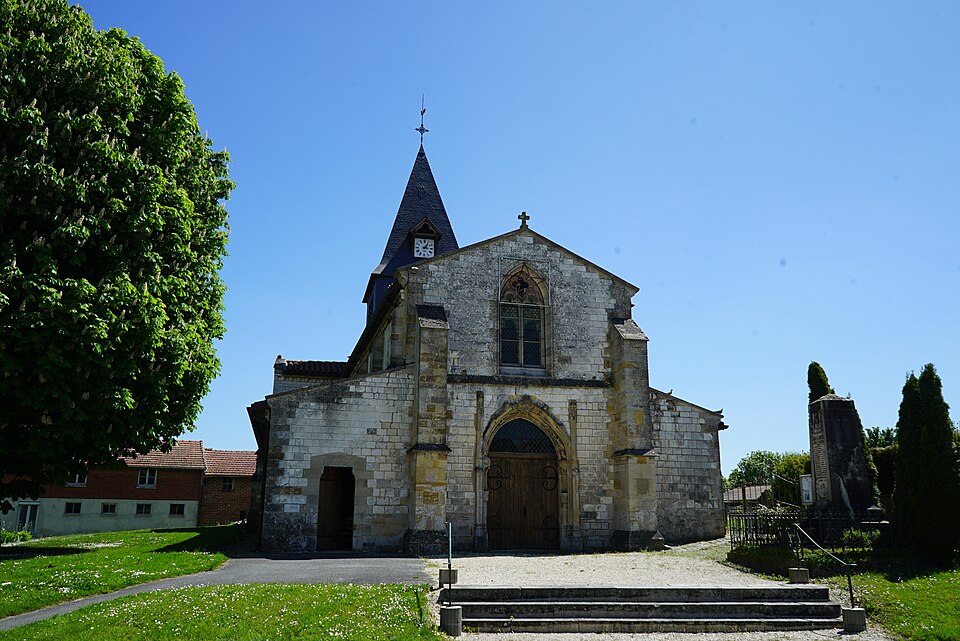 Auve église et monument 11817