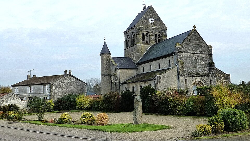 (01) Le Menhir. Place du 28 — août — 1944