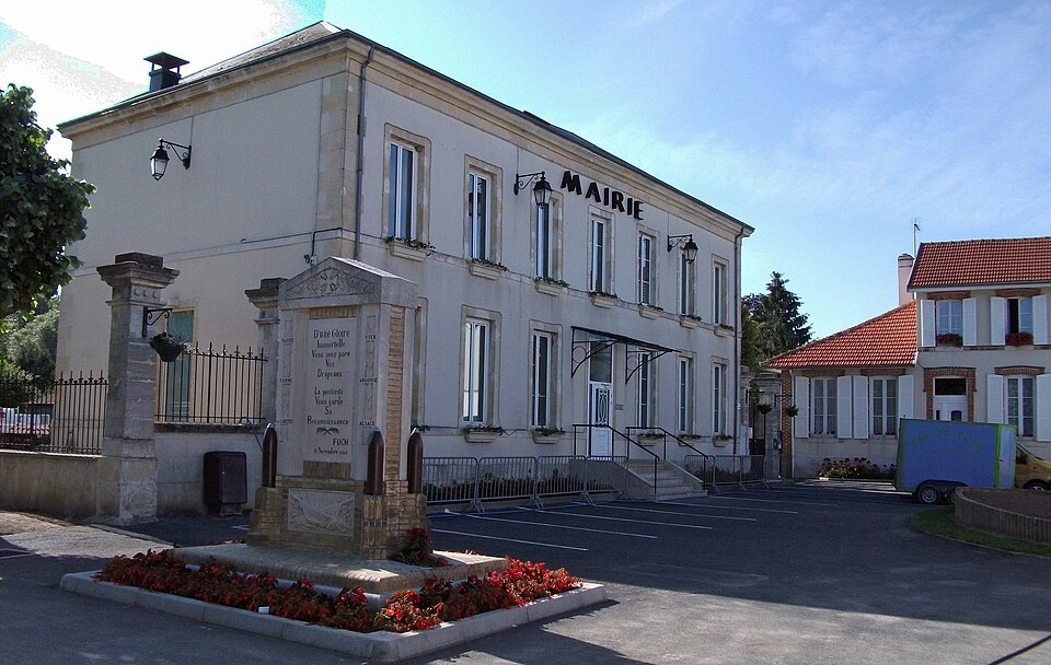 Mairie et monument aux morts Champigny