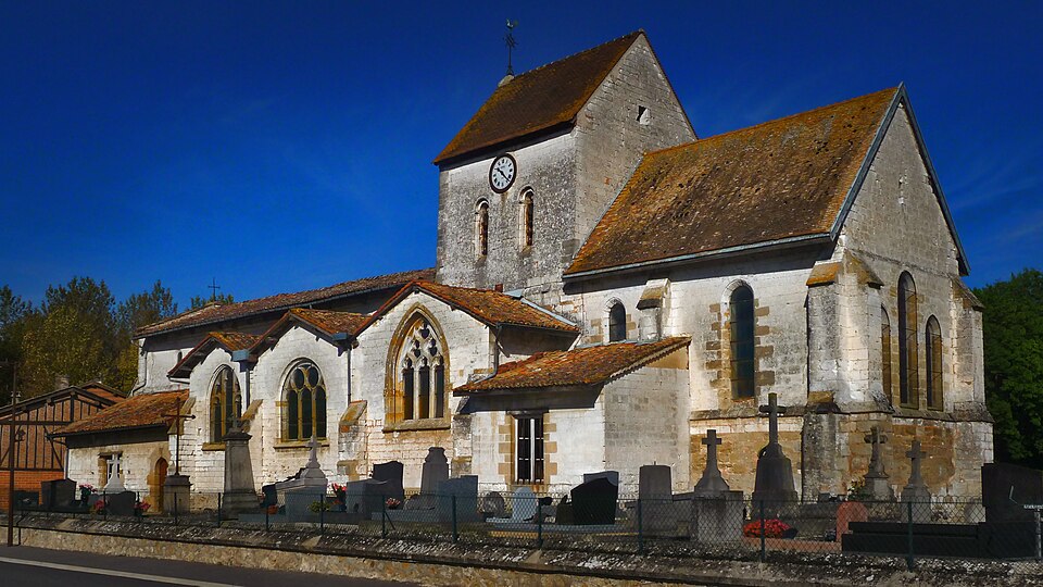Vue générale de l'église de Saint — Memmie à Courtisols