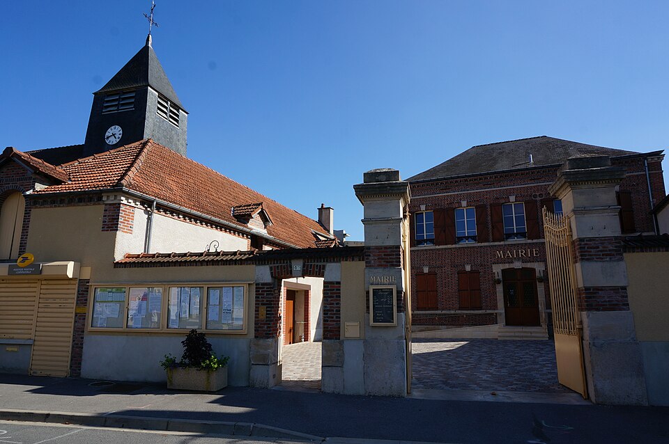 Mairie Poste église 04581