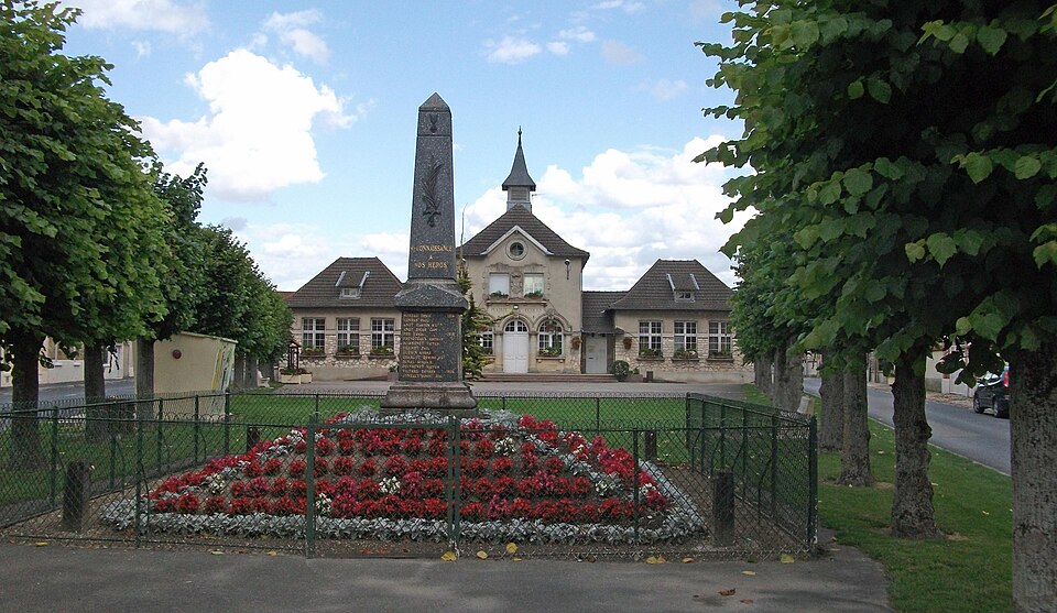 Mairie école monument aux morts Prunay 8522
