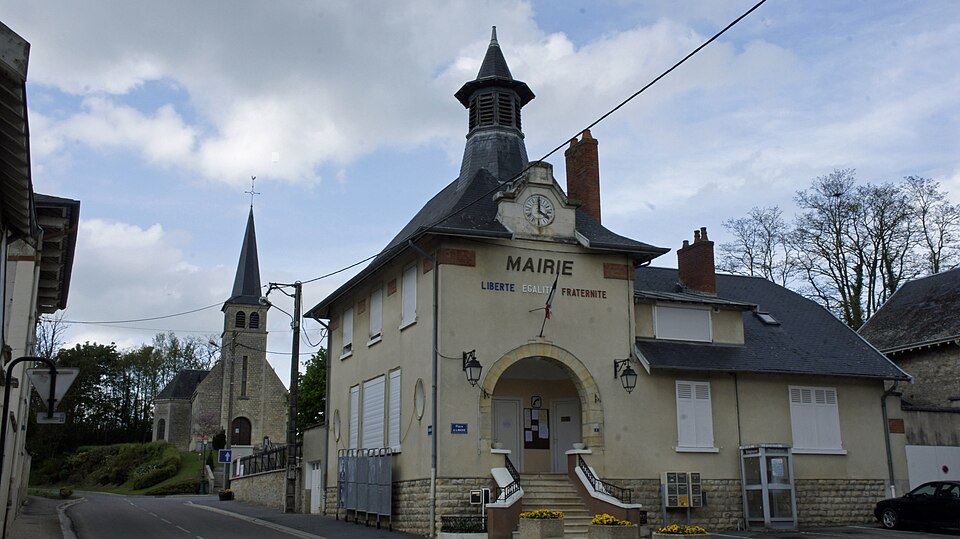 Mairie église monument Thil 4927