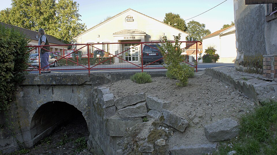 Mairie et ruisseau 580