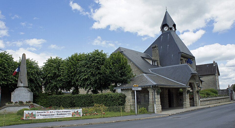 Mairie et monument 884