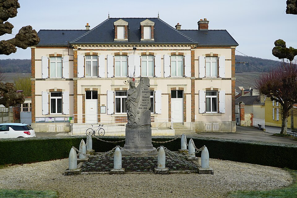 Monument aux morts Mairie Vinay 00230