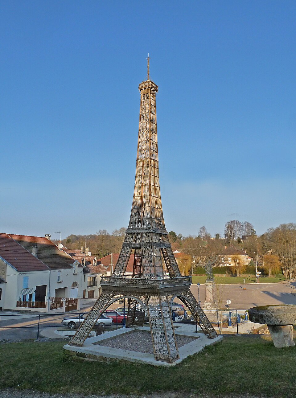 Bussières — Tour Eiffel en osier (1)