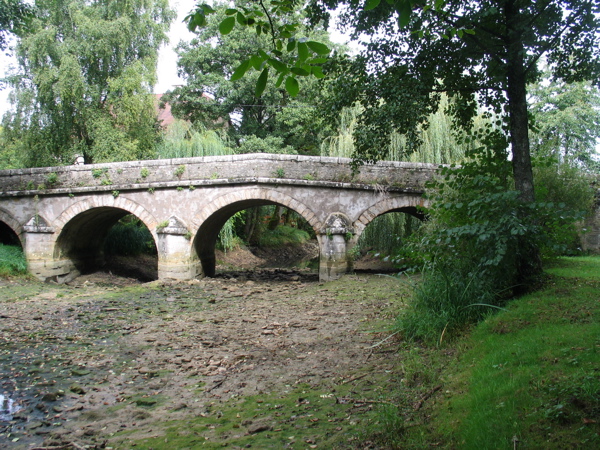 Pont du 18e siècle en pierre de cinq arches — total