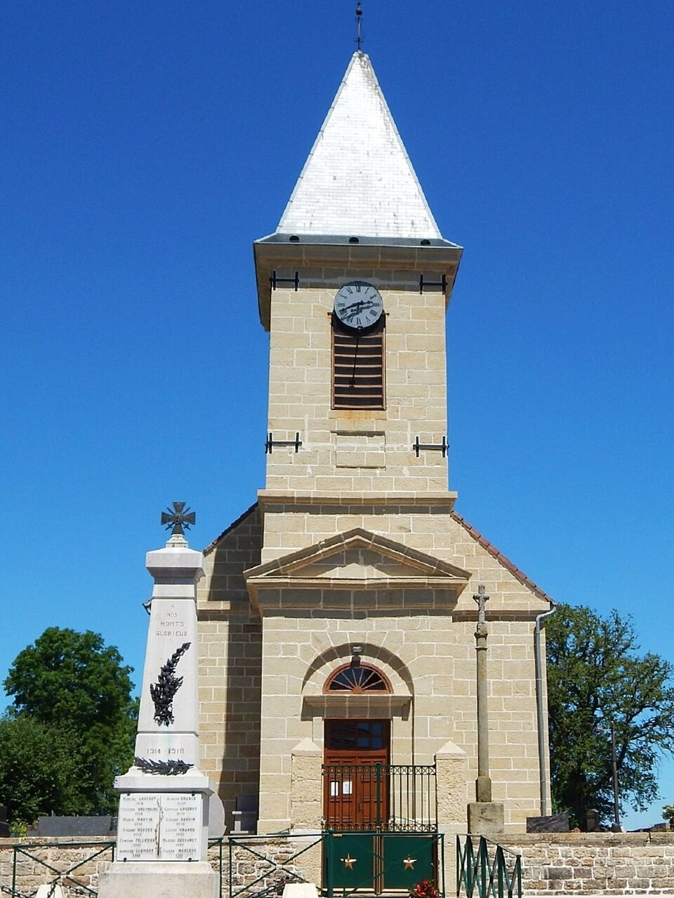 Lavernoy ( 52 ) le Monument aux Morts et l'église Saint — Laurent