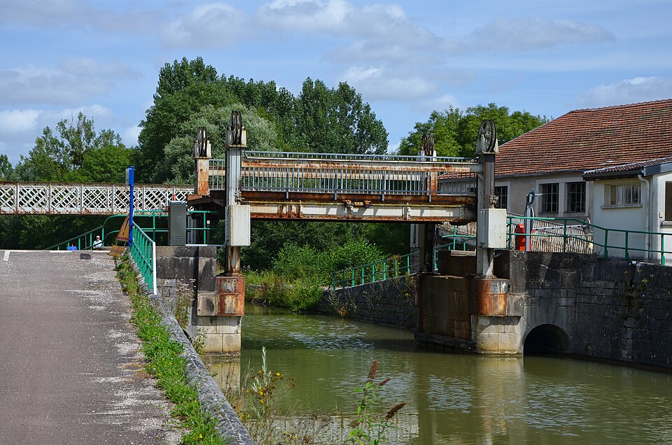 2012 août 0400 Pont — levant sur le canal à Luzy sur Marne