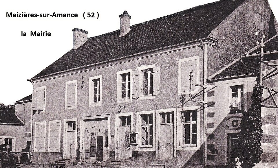 Maizières — sur — Amance ( 52 ) vue ancienne de la Mairie