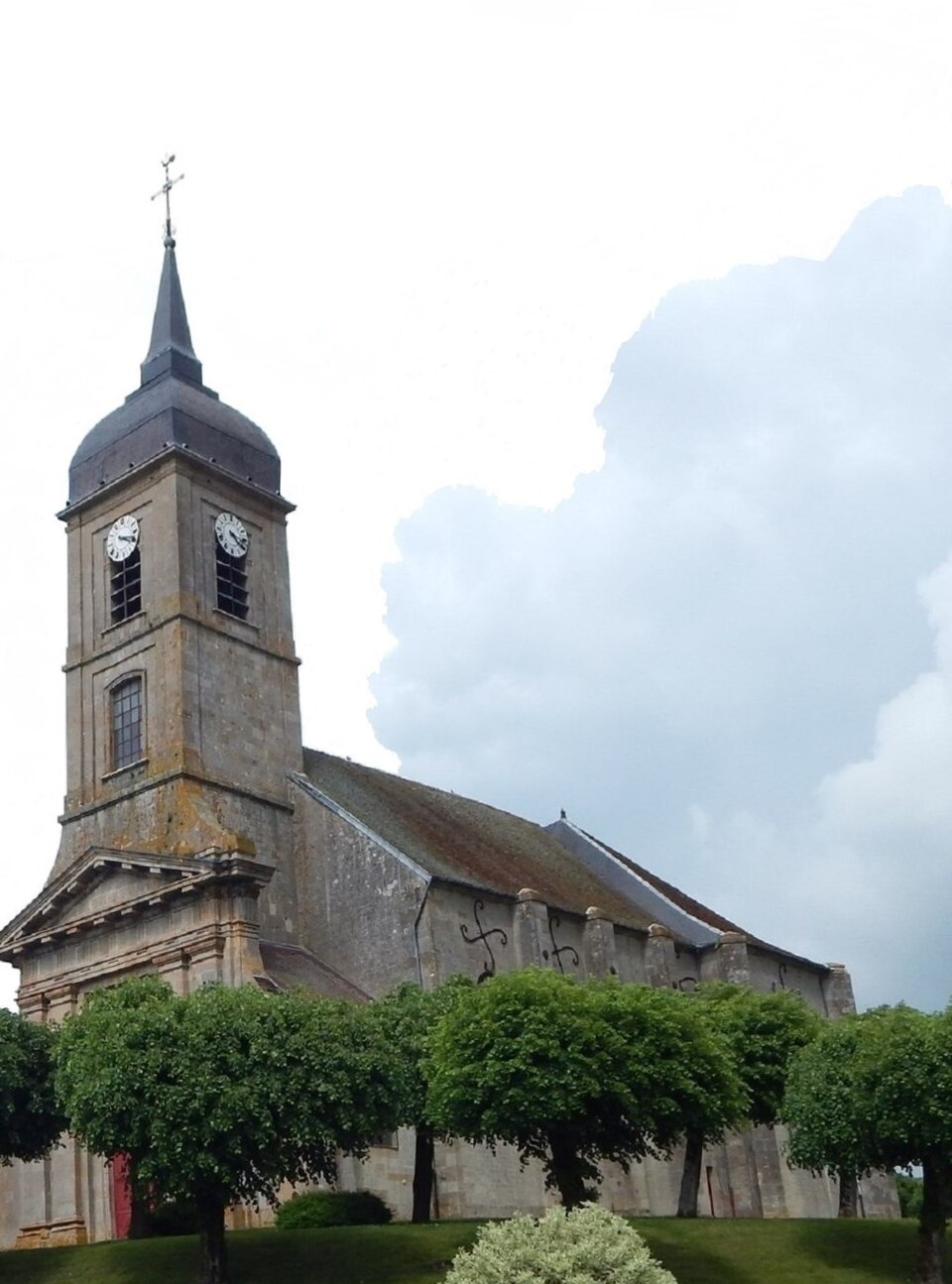 Neuilly — l'Évêque ( 52 ) l'église de la Natavité de Notre — Dame