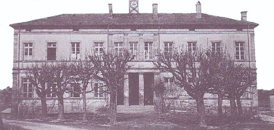 Pressigny ( 52 ) vue ancienne de la la Mairie et des Ecoles