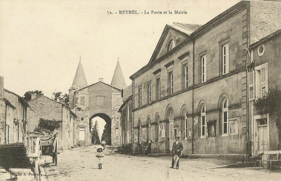 Reynel Carte postale La porte de ville et la mairie vers 1905