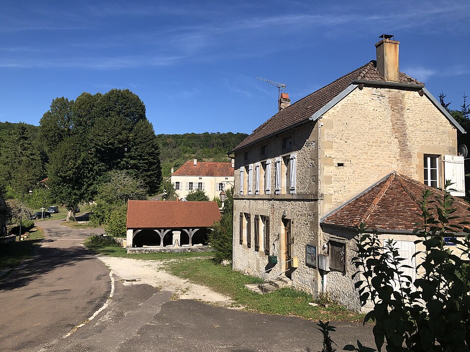 Vue du Lavoir (vue de la mairie) — Rouelles Août 2022