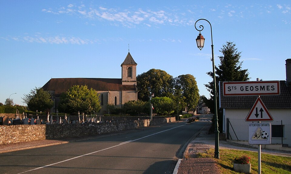 Saints — Geosmes Entrée du village Eglise