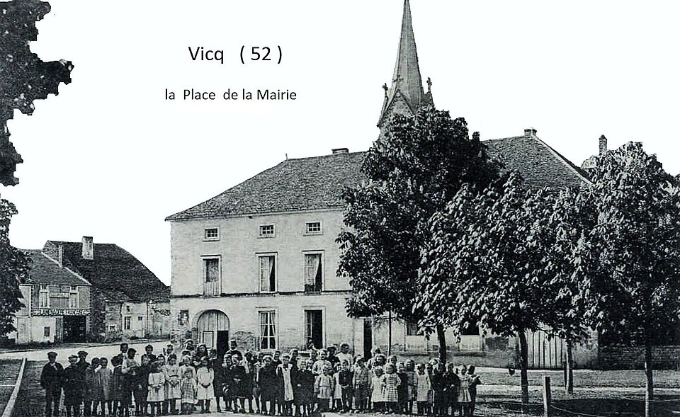 Vicq ( 52 ) vue ancienne de la Place de la Mairie