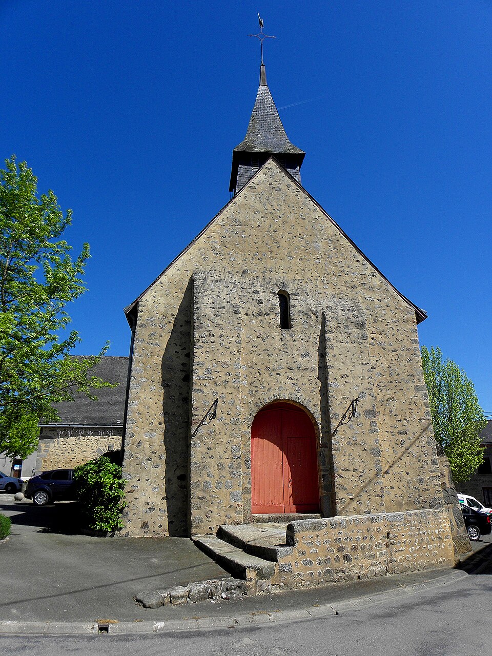 La Bazouge — des — Alleux (53) Église Saint — Julien 01