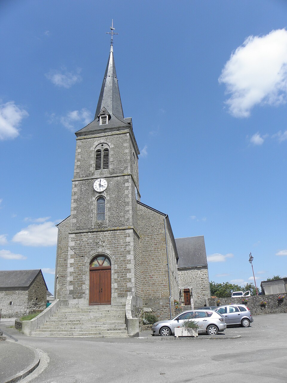 Charchigné (53) Église Saint — Pierre — et — Saint — Paul