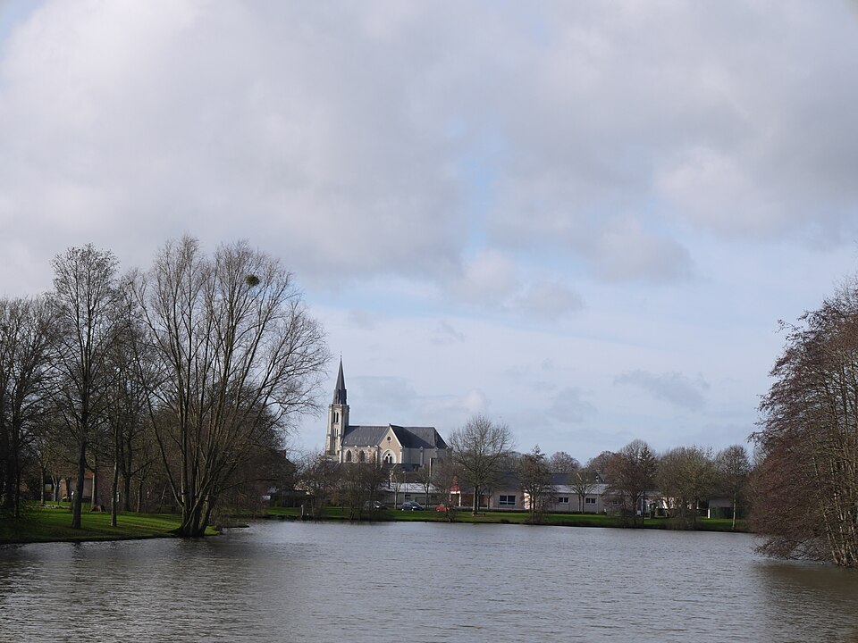 Plan d'eau du Mûrier et église Saint — Nicolas