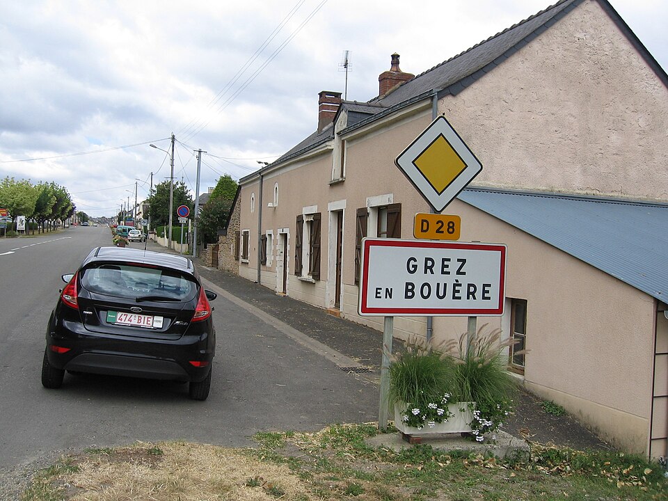 Grez — en — Bouère, entrée du village