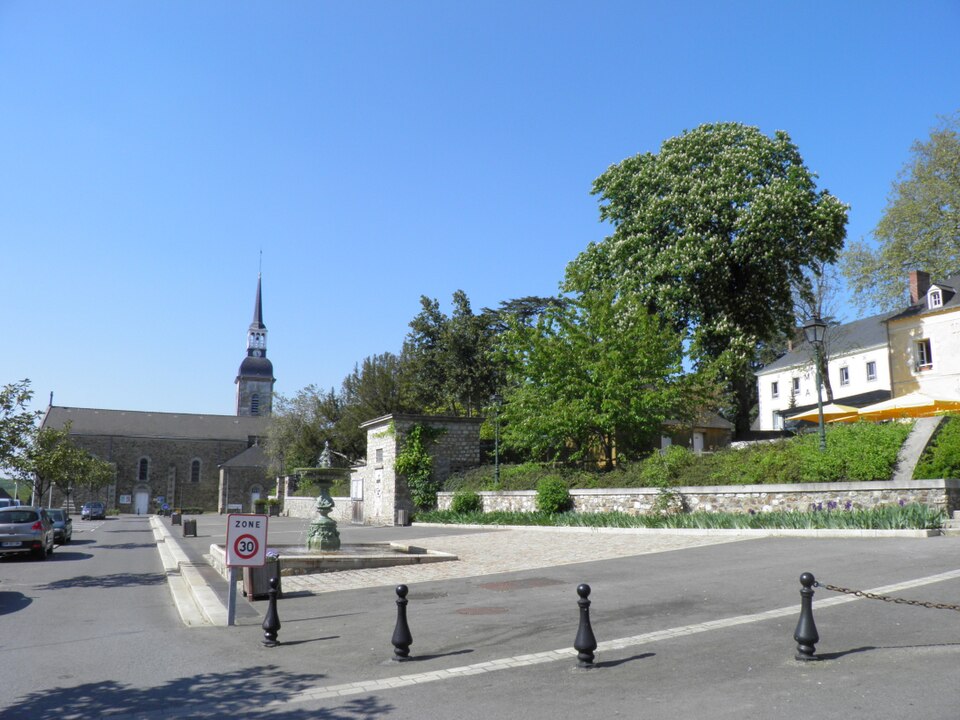 Port — Brillet — place de l'église
