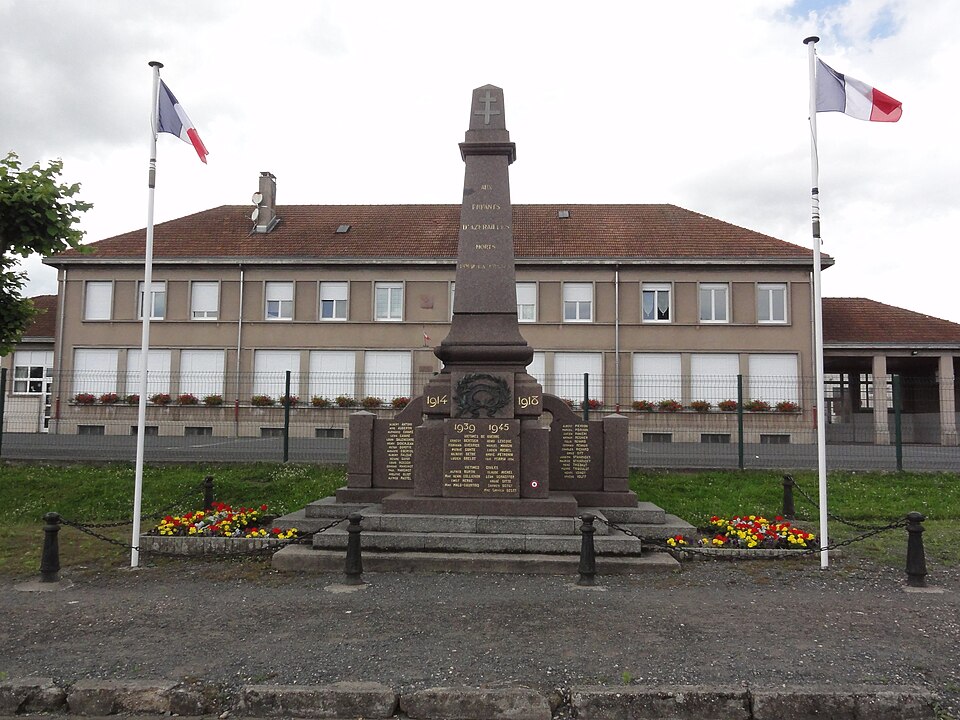 Azerailles (M — et — M) monuemtn aux morts devant l'école
