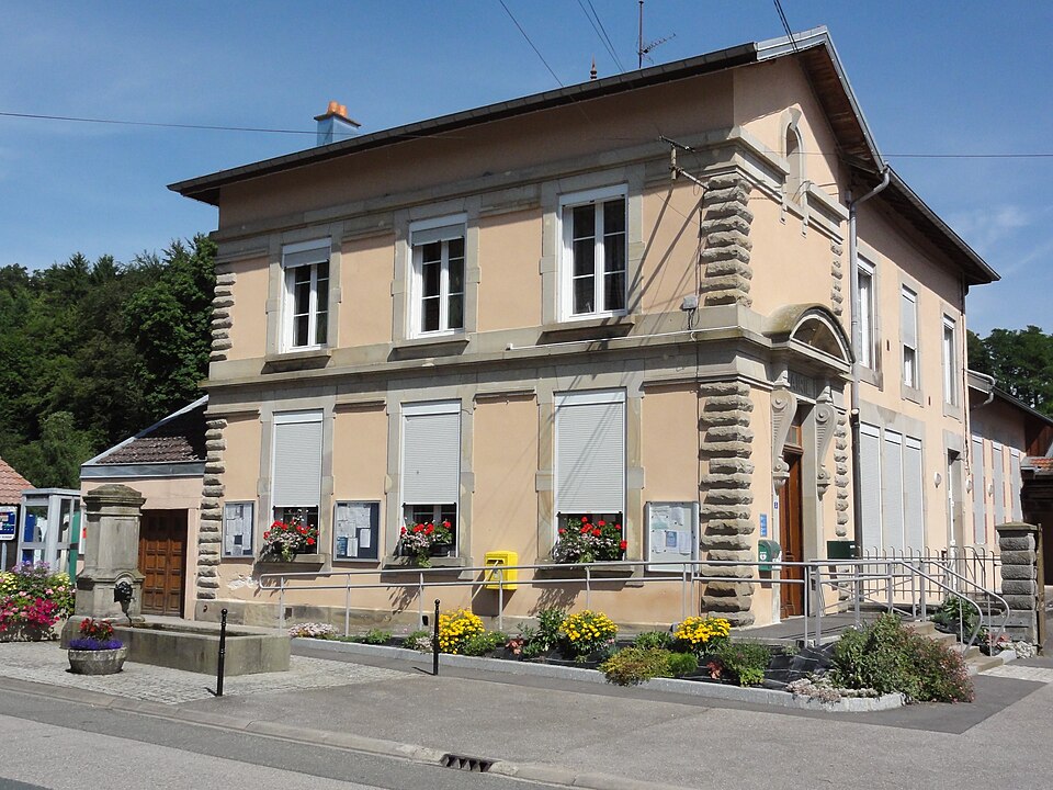 Bréménil (M — et — M) fontaine B, la mairie
