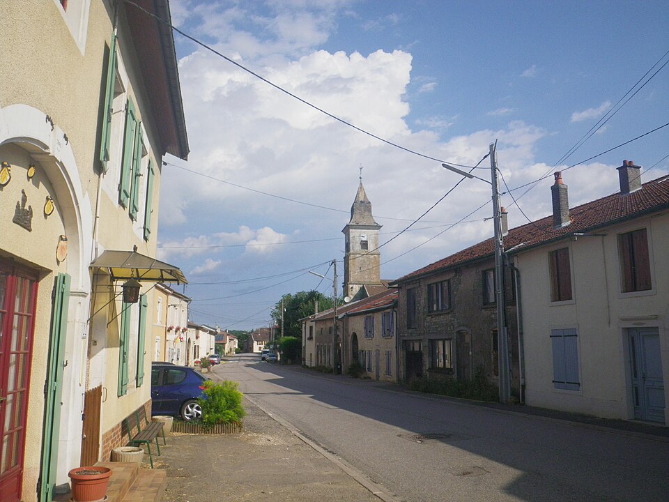 Rue de l'église à Crépey