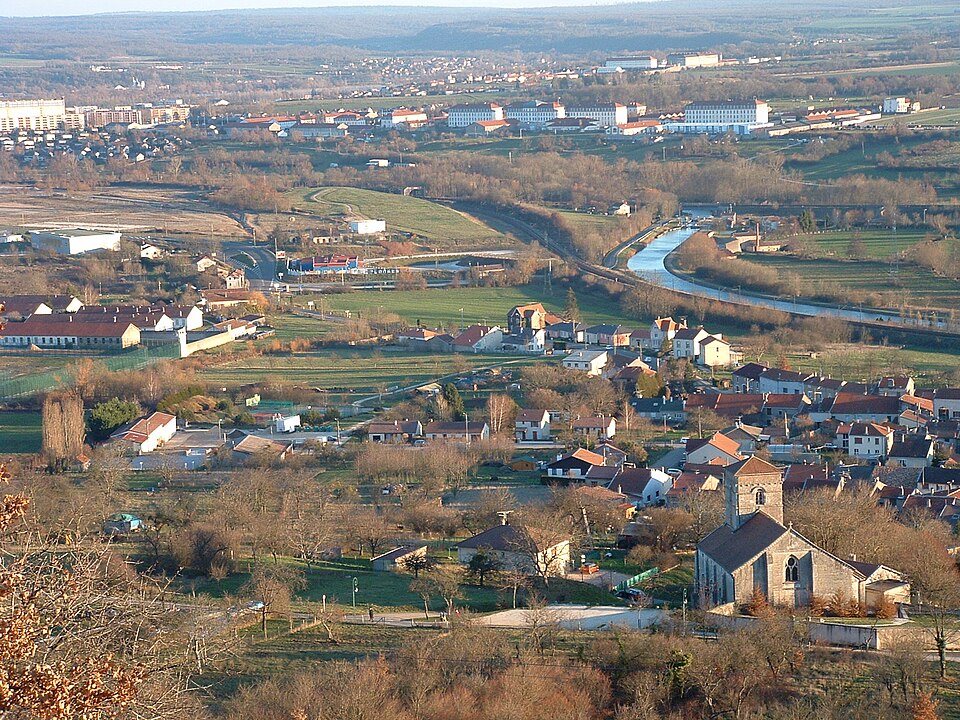 Vue plongeante sur le village d'Ecrouves