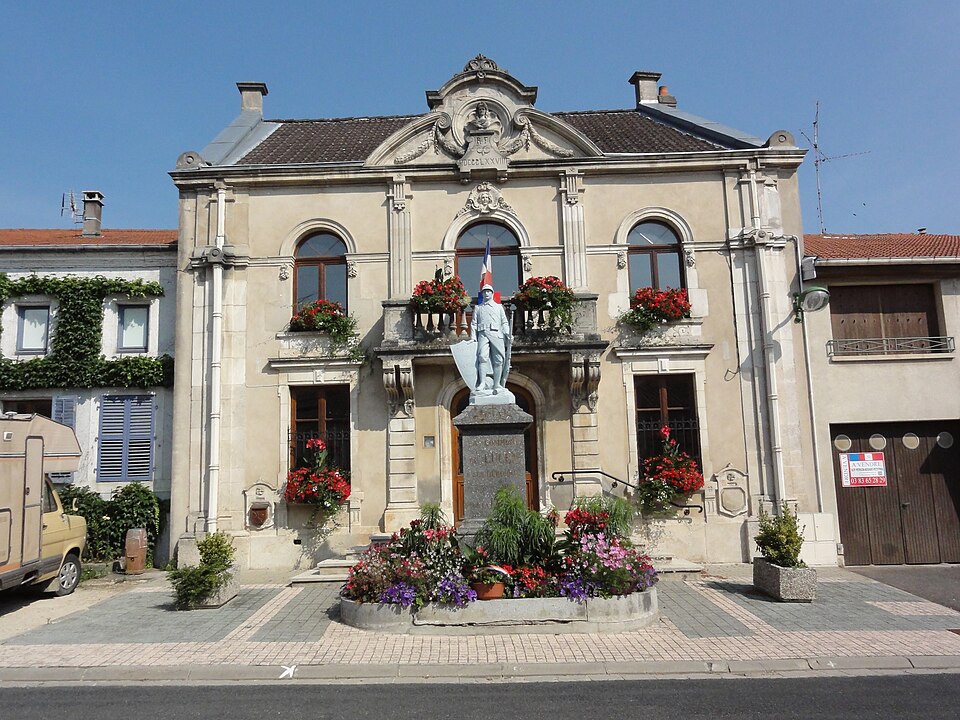 Lucey (Meurthe — et — M.) mairie et monument aux morts