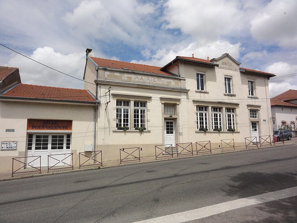 Mazerulles (M — et — M) mairie, école et salle polyvalente