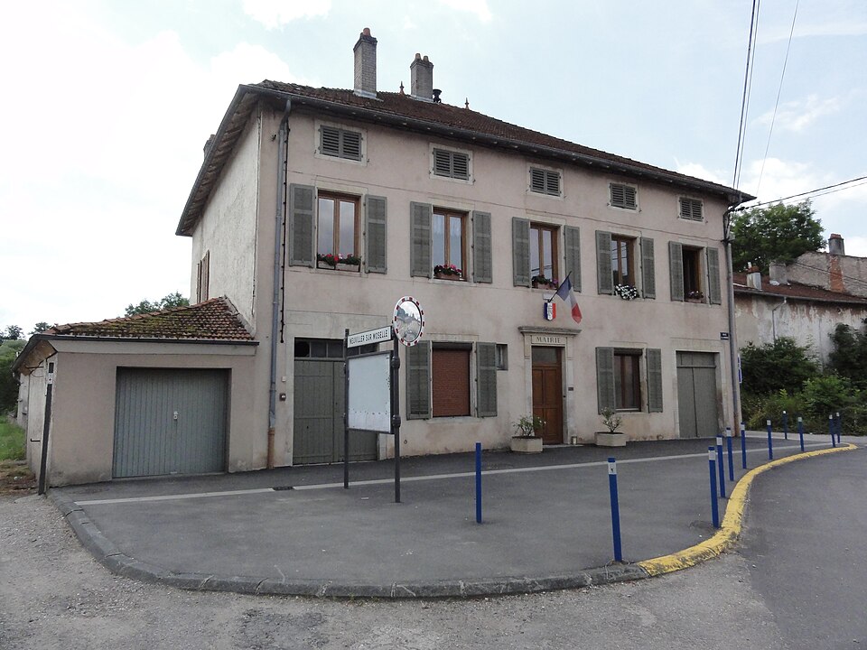 Neuviller — sur — Moselle, (M — et — M) mairie