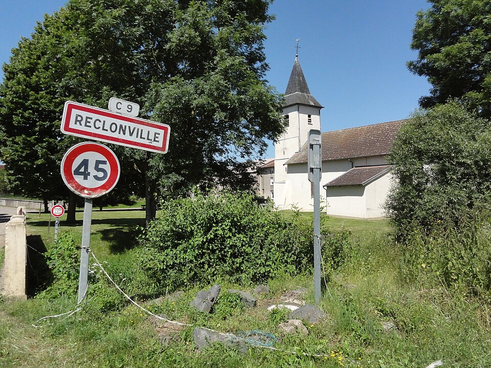 Réclonville (M — et — M) city limit sign