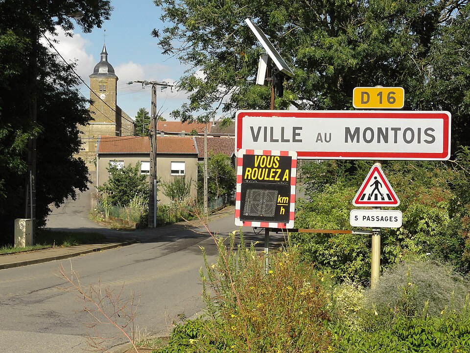 Ville — au — Montois (Meurthe — et — M.) city limit sign