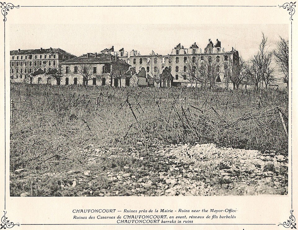 Chavoncourt les casernes et les réseaux de fils de fer barbelés 568