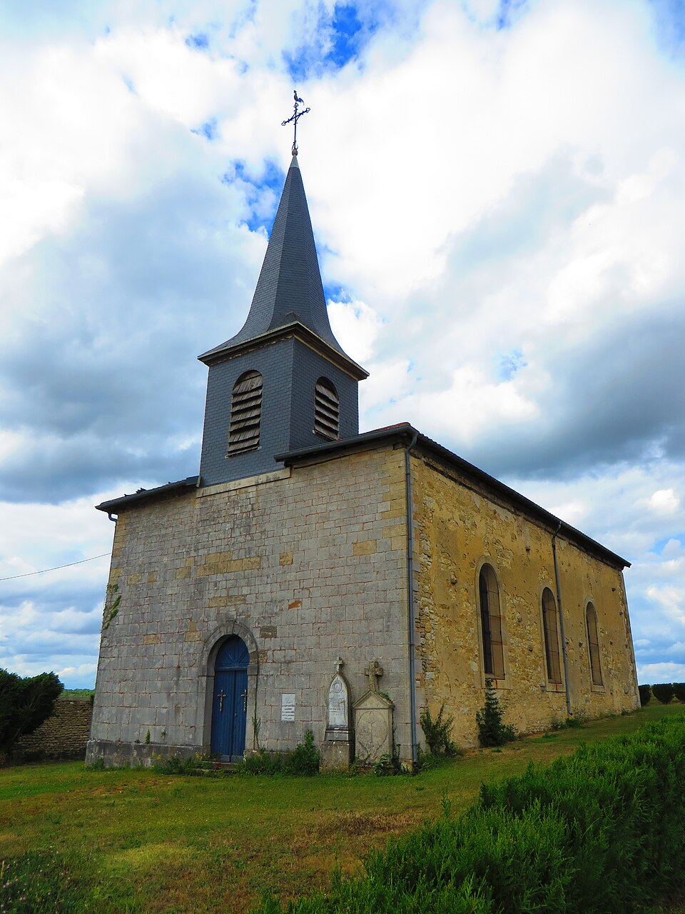 Courouvre L'église Saint — Pierre — ès — Liens