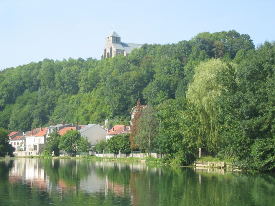 Citadelle de Dun — sur — Meuse depuis le fleuve