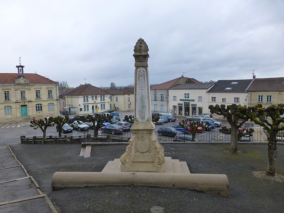 Fains — les — Sources — Place de la Mairie (1)