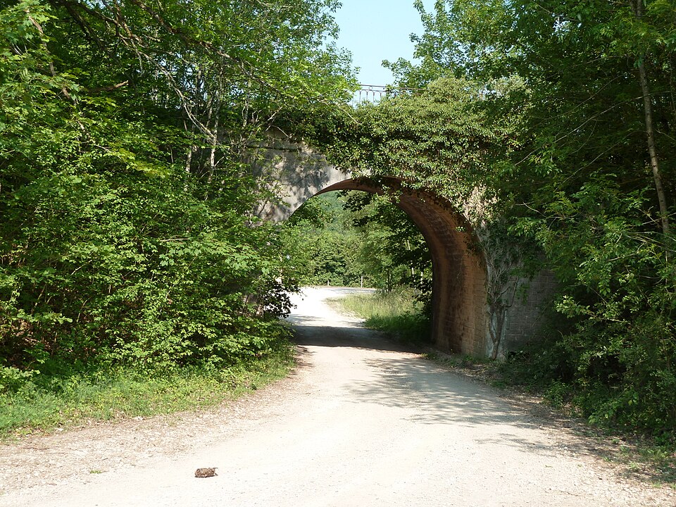 Sauvoy ferme Sainte Valérie chemin et tunnel