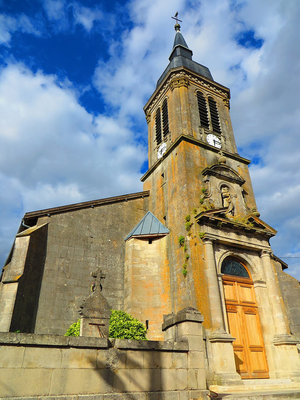 Tilly — sur — Meuse L'église Saint — Saintin