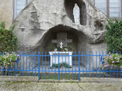 Statue devant l'église