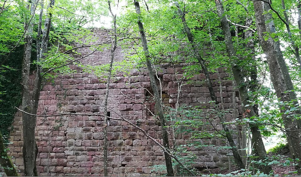 Vestiges du XIIe siècle de la courtine de la haute — cour