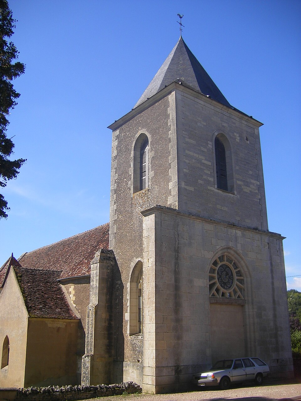 Église Saint — Pierre de Beuvron (Nièvre, France)