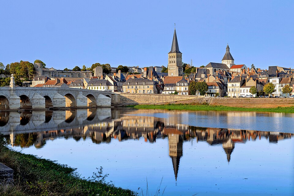 La Charité — sur — Loire, Panorama mit Notre — Dame und Großer Brücke